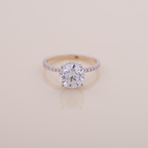 แหวนเพชรทรงกลมเจียระไนแบบบริลเลียนท์ที่ได้รับการรับรองจาก IGI สำหรับงานหมั้นและงานแต่งงาน ทำจากทอง 9K สีเหลือง/สีโรสโกลด์ และสีขาว พร้อมวงแหวนประดับเพชรแบบพาเว่ - Product Image 1