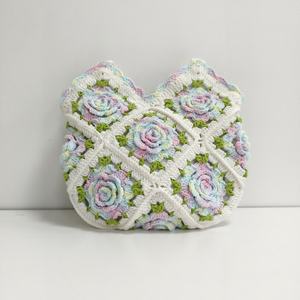 Sac à bandoulière en crochet fait main personnalisable avec roses, idéal pour le quotidien et les occasions spéciales – Vente chaude en gros pour femmes - Product Image 3