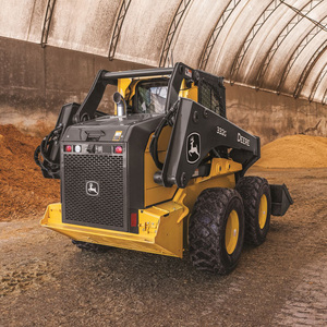 Chargeuse compacte antidérapante avec attaches rapides et pneus à haute traction, parfaite pour le déneigement et les projets routiers - Product Image 2