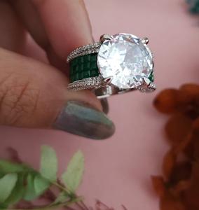 Bague de créateur tendance de meilleure qualité avec finition argentée pour la fonction et la collection de vêtements de mariage pour femmes - Product Image 2