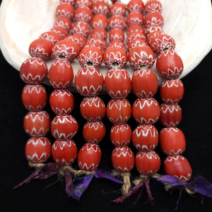 Perles de verre au chalumeau en cristal blanc rouge authentique en vrac, excellentes perles ovales à chevrons multicouches pour les métiers de la bijouterie - Product Image 1