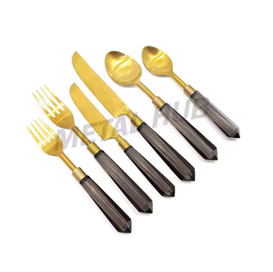 Ensemble de couverts en acier inoxydable doré en vrac avec poignées transparentes Lucite au design à facettes et couverts en marbre doré Fournisseur de vaisselle de luxe - Product Image 1