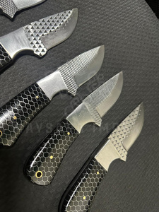 Cuchillo de Caza Portátil Forjado con Patrón, Cuchillo de Supervivencia para Camping al Aire Libre con Mango de Epoxi de Panal - Product Image 4