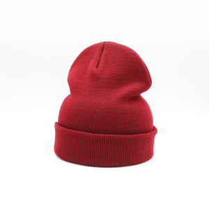 Gorro Jacquard de punto acrílico rojo personalizado con puño doblado y parche azul claro para hombres y mujeres ropa de invierno y etiqueta privada - Product Image 6