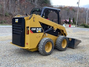 Cargadora de orugas diésel usada CAT 362D3 de 3 toneladas con cucharón frontal para construcción y trabajo agrícola - Product Image 3