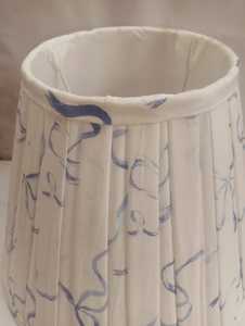 Pantallas de Lámpara de Tela de Lino y Terciopelo Ikat de Diseño Natural Azul y Blanco de Lujo Moderno para Lámpara de Noche de Interior - Product Image 3