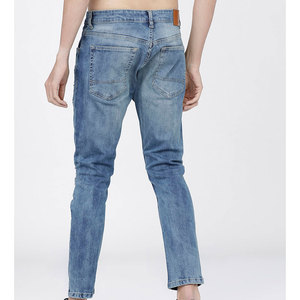 Jeans déchirés délavés avec des coupes aux genoux et une texture usée conçus pour un confort quotidien Jeans déchirés fuselés minces pour les hommes - Product Image 2
