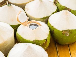 Cocos verdes frescos con agua de coco pelada, dos extremos recortados para exportar desde Vietnam - Product Image 4