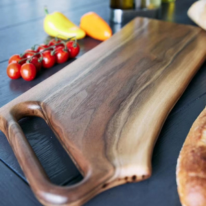 Planche à découper en bois d'acacia extra épais avec couteau à fromage en acier inoxydable, surface lisse faite à la main et finition à l'huile pour une longue durée - Product Image 1