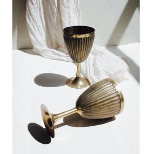Ensemble de gobelets en laiton vintage avec un design élégant à nervures, design haut de gamme, verre à vin en laiton pour les bars, les soirées, utilisation de coupe à champagne - Product Image 1