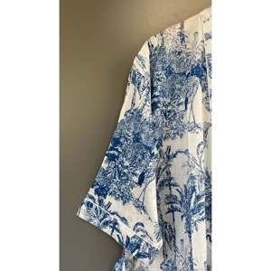 Kimono floral en coton fait main, léger, style bohème, sans col, personnalisable, respirant, idéal pour les loisirs et les voyages. - Product Image 4