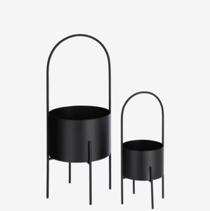 Pots de fleurs en métal de forme personnalisée avec finition noire de style unique avec support plaqué or pour la décoration de balcon à la maison - Product Image 3