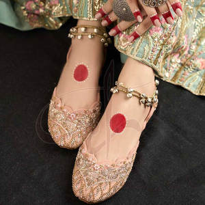 Unique <b>Design</b> Low MOQ Women Khussa Solid Color Handmade Anti-Slippery Lightweight Genuine Leather Outsole High Quality - Product Image 4