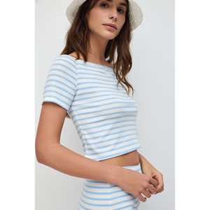 Top court rayé décontracté pour femmes, col bateau, logo brodé, tissu en mousseline et en tricot, viscose, tailles XS à XL pour l'automne - Product Image 3