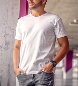 Mejor diseño de alta calidad hombres cuello en V personalizado Color algodón poliéster transpirable cuello en V camisetas para la venta transpirable personalizado - Product Image 6