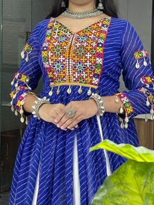 Neue <span class=keywords><strong>Designer</strong></span> Festival tragen stilvolle heiß verkaufte Rayon Baumwolle mit Kachchi Arbeit Kurti und Lehenga - Product Image 3