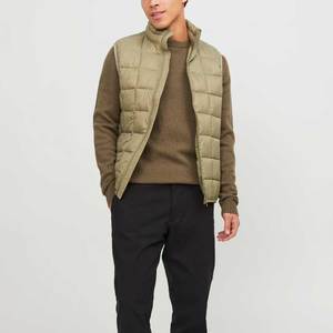 Vestes matelassées légères pour hommes avec rembourrage chaud, couche extérieure résistante au vent et poches sécurisées pour les voyages ou les activités de plein air - Product Image 4