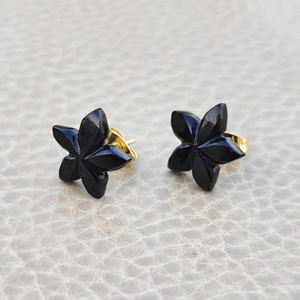 Boucles d'oreilles clous en forme de fleur sculptée en onyx noir, bijoux de luxe modernes, plaqué or 18 carats, prix de gros abordable, petite paire de clous - Product Image 4