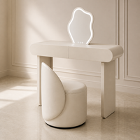 Ensemble coiffeuse LED ivoire sur mesure de luxe avec miroir et chaise sculpturale pour chambre d'hôtel et villa