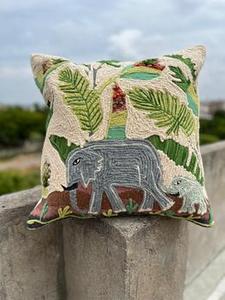 Vente en gros de taies d'oreiller brodées à imprimé animalier conçues sur mesure hôtels légers de luxe 45*45 simples à imprimé floral - Product Image 2