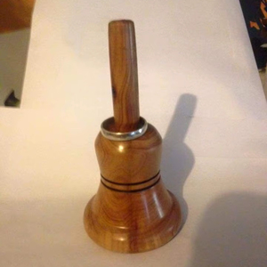 Porte-bague en bois brillant vintage en bois naturel fabriqué à la main avec support conique lisse pour anneaux empilables pour la cuisine - Product Image 1