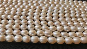 Perlas de Agua Dulce de Alta Calidad de Rudra Gems, Hebras de Perlas de Arroz Naturales Sin Tratar, Color Blanco con Efecto de Cambio de Color, 8 mm, Suaves, para Joyería - Product Image 2