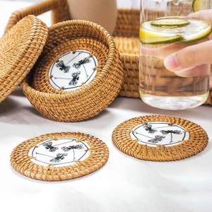 Sous-verre en bois écologique classique pour tasse à thé avec petit tapis décoratif et coussinets en céramique au centre - Product Image 1