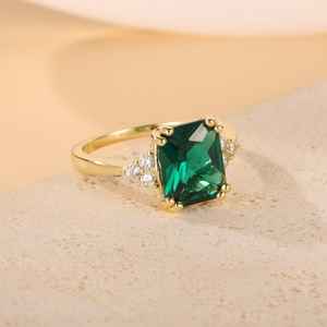 แหวนทองคำ 14k สีเหลือง ประดับมรกตทรงคุชชั่น โมอิสซาไนต์ ดีไซน์คลาสสิก เหมาะสำหรับงานหมั้น งานแต่งงาน งานครบรอบ หรือเป็นของขวัญในงานปาร์ตี้ - Product Image 2