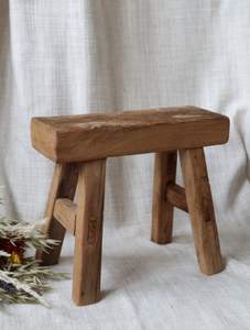 Tabouret en bois à structure équilibrée, conçu pour une stabilité, un confort et une utilisation domestique à long terme. - Product Image 6
