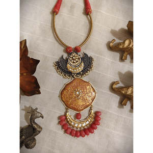 Collier pour femme en alliage de zinc et zircon, style tribal, fusion antique contemporaine, collier de mode puissant avec style Hasli - Product Image 3