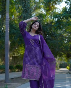 Ensemble de costume en coton imprimé à la main Vamika Royal Orchid avec dupatta en organza pour le meilleur prix de gros - Product Image 4