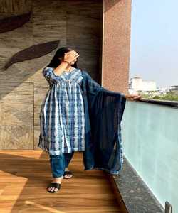 Fusion de mode: Style pakistanais Salwar Kameez - Fusion de styles traditionnels et modernes, créant une mode chic et élégante - Product Image 6