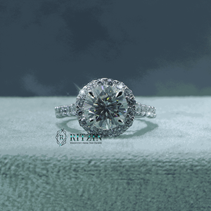 Bague de fiançailles halo en diamant de laboratoire taille ronde avec sertissage à griffes, argent 925 et accents en or rose pour femme - Product Image 1