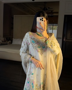 Hermoso conjunto de Kurti de georgette con bordado de lentejuelas e hilos, Sharara de georgette completamente cosida y Dupatta de georgette. - Product Image 2