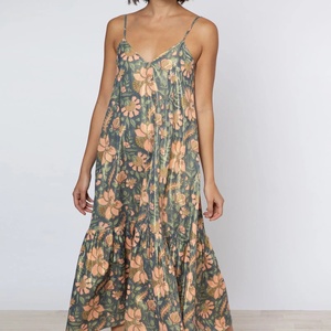 Robe d'été vintage écologique à col bateau, longueur mi-mollet, imprimé floral lamé marine, bretelles réglables, ourlet à volants, lavable, sans manches - Product Image 1