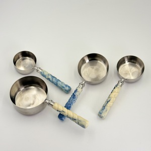 Juego de 4 Tazas Medidoras de Acero Inoxidable 202 con Mango de Resina Ecológica de Alta Calidad para Hogar, Restaurante y Bar a Bajo Precio - Product Image 1