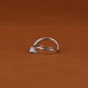 Anillo de compromiso chapado en oro sólido de 10KT, estilo clásico, corte de pera, diamantes cultivados en laboratorio, piedras de acento glamuroso, anillo de diamantes cultivados en laboratorio - Product Image 2