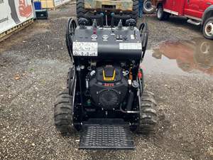 Minicargadora Compacta Usada KRT Equipment S 650, 500 Libras, 25 HP, Kawasaki PLC para Bomba - Product Image 4