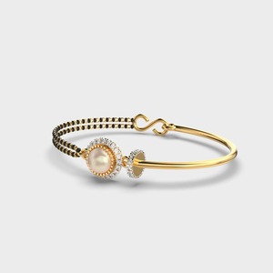 สร้อยข้อมือมังกัลสุตรประดับเพชรทรงกลมเจียระไนแบบบริลเลียนท์ที่ได้รับการรับรองจาก IGI พร้อมไข่มุกประดับรอบเพชร  ทำจากทอง 9K สีเหลือง / สีขาว / สีโรสโกลด์ - Product Image 6