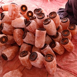 Lámpara de sal del Himalaya hecha a mano, lámpara de alivio del estrés Feng Shui tallada única, 2-3 kg, lámparas de sal artesanales al por mayor de origen pakistaní - Product Image 5