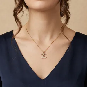 Pendentif en or jaune 18 carats, forme de marque, serti de pierres rondes taille brillant, bijou classique, cadeau pour elle, pour femme, à porter au quotidien - Product Image 2