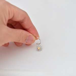 Boucles d'oreilles créoles Daisy Flower Gold Dangle Hoops Bridesmaid Wedding Jewelry Boucles d'oreilles florales Cadeau minimaliste pour ses femmes - Product Image 3