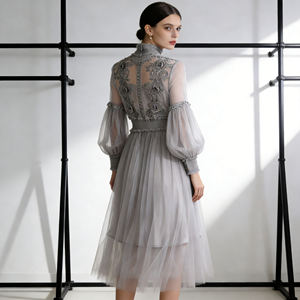 Robe de soirée cocktail élégante pour femme, personnalisable, en maille lavande avec dentelle florale, col montant et manches longues, collection 2026 - Product Image 6