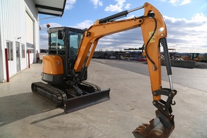 Mini-excavatrice sur chenilles Case CX37C, moteur diesel, capacité de la benne de 0,12 m³, équipement de construction jaune - Product Image 2