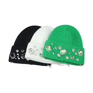 Bijoux tendance en acrylique fait à la main Logo personnalisé Embellissements en cristal Bonnet en tricot côtelé avec strass en cristal - Product Image 4