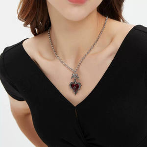 Collana con Ciondolo a Cuore Geometrico a Croce con Spine per Donna, Stile Retrò Unico, Catena Trendy con Fiocco Dolce, Realizzata in Lega di Zinco e Perle - Product Image 4