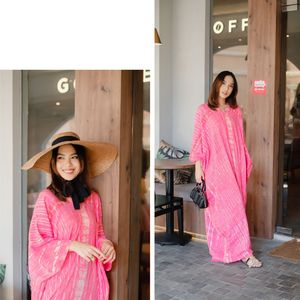 Abaya Tie Dye Kaftan de haute qualité en rose tendre parfait pour les tenues d'été modestes et élégantes pour tous les événements - Product Image 3