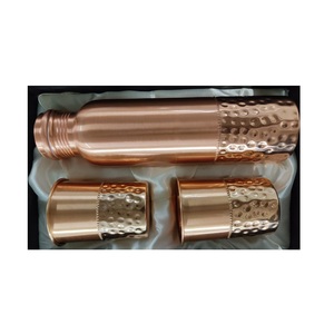 Pasokan massal botol kuningan dan <span class=keywords><strong>Set</strong></span> kaca untuk penggunaan minum dengan manfaat Ayurveda tersedia dengan harga grosir dari India - Product Image 1