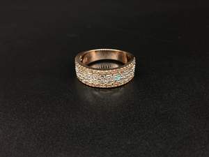 แหวนเพชรปูและทองอันน่าทึ่งสำหรับงานแต่งงานและวันครบรอบแสดงความสวยงามและความสดใสของเพชร - Product Image 3