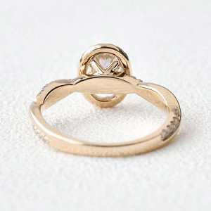 Anillo de Compromiso con Banda Cruzada de Corte Ovalado Delicado, con Halo de Diamantes Cultivados en Laboratorio D VVS1, Anillo de Boda con Diseño Infinito, Anillos Finos para Mujer - Product Image 6